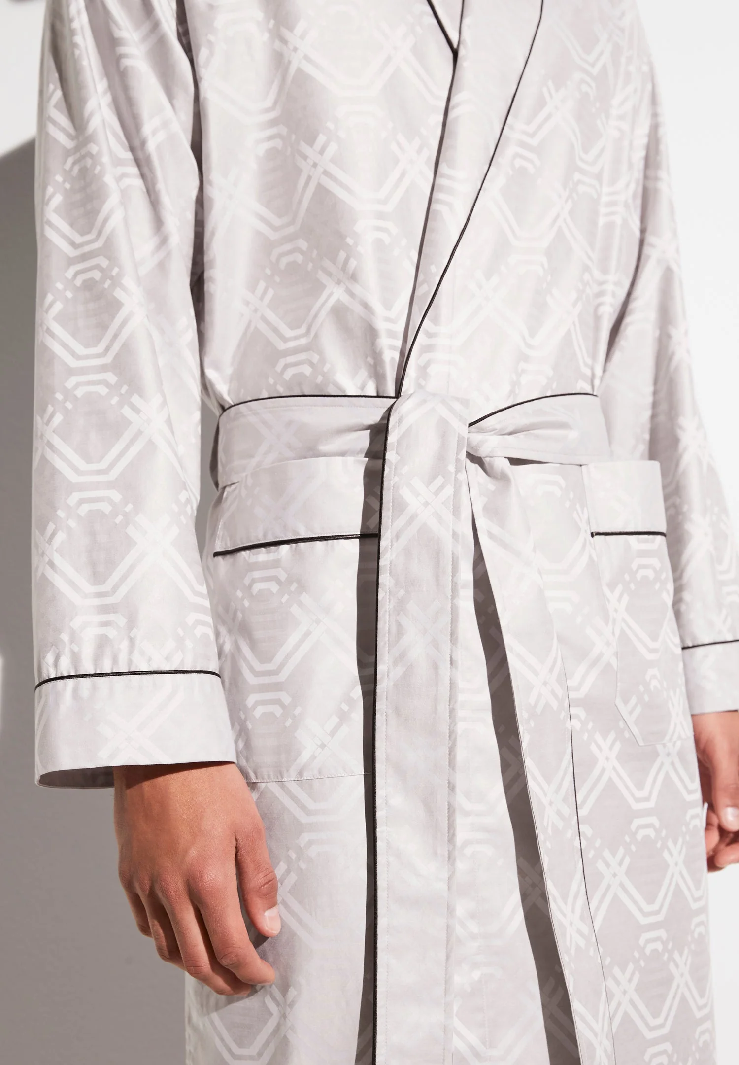 Luxury Jacquard | Morgenmantel lang - geo taupe - Image 5