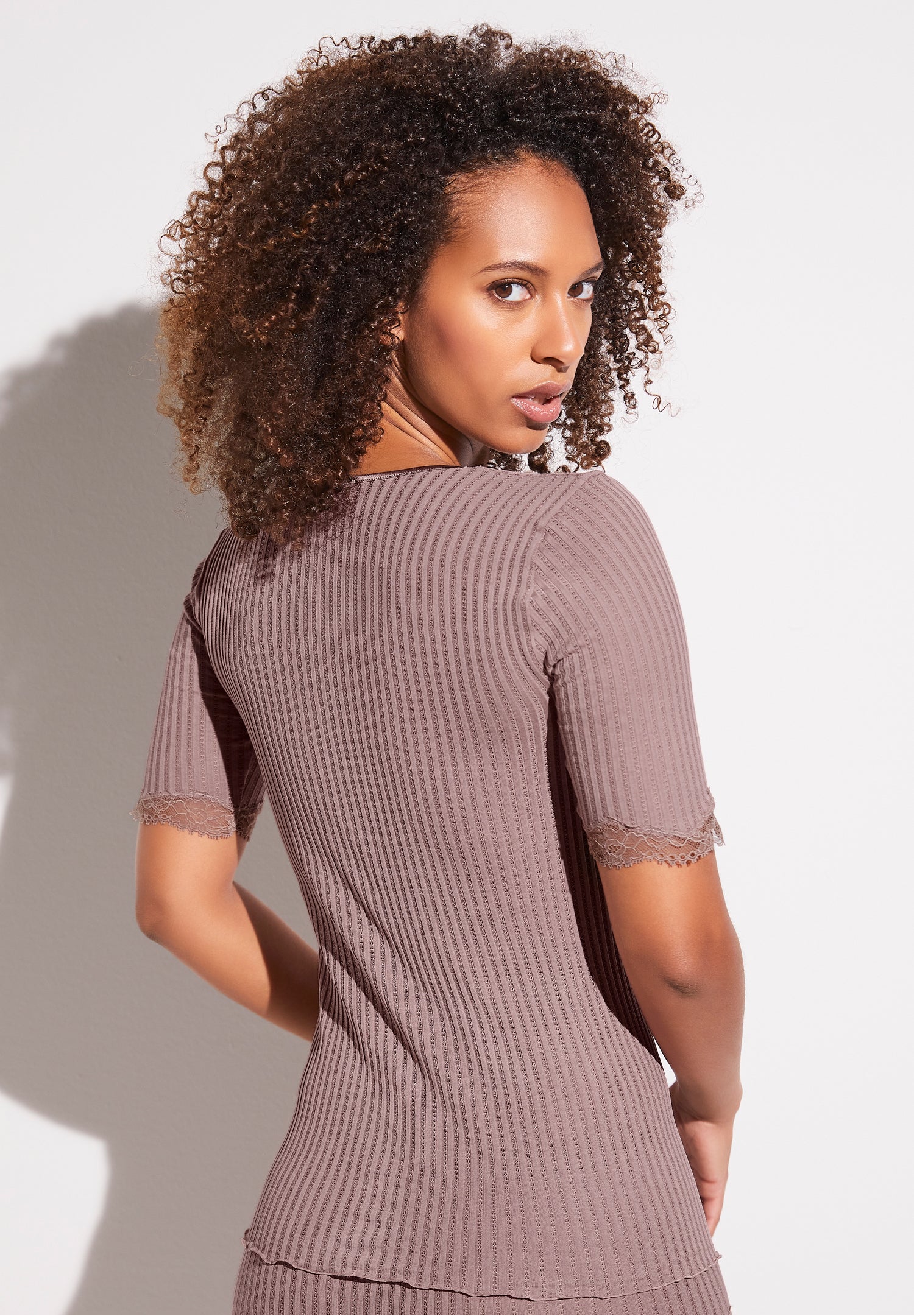 Maude Privé | T-Shirt kurzarm aus Ajouré-Rippe mit Spitze aus Calais - mauve - Image 3