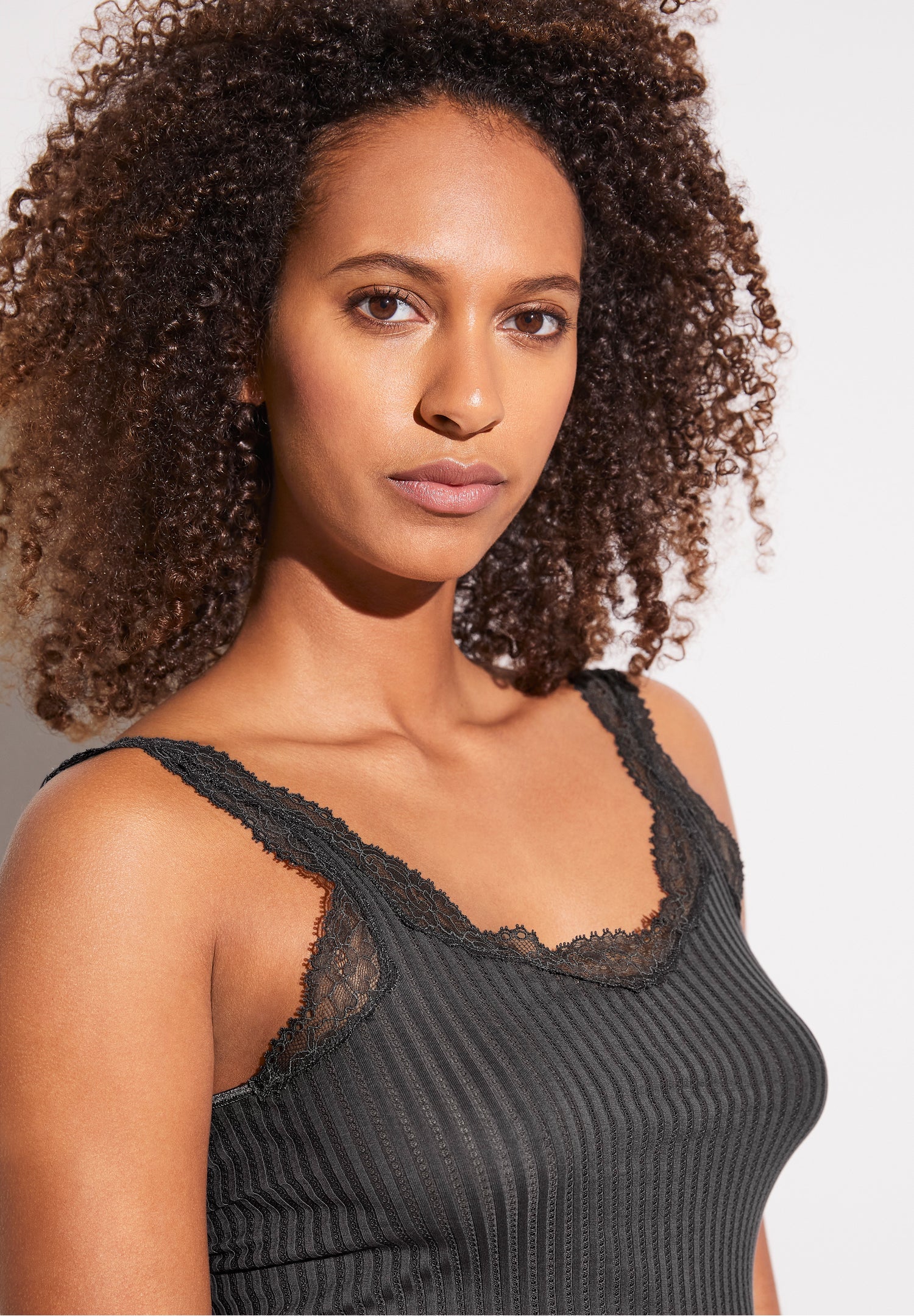 Maude Privé | Top aus Ajouré-Rippe mit Spitze aus Calais - graphite grey - Image 4
