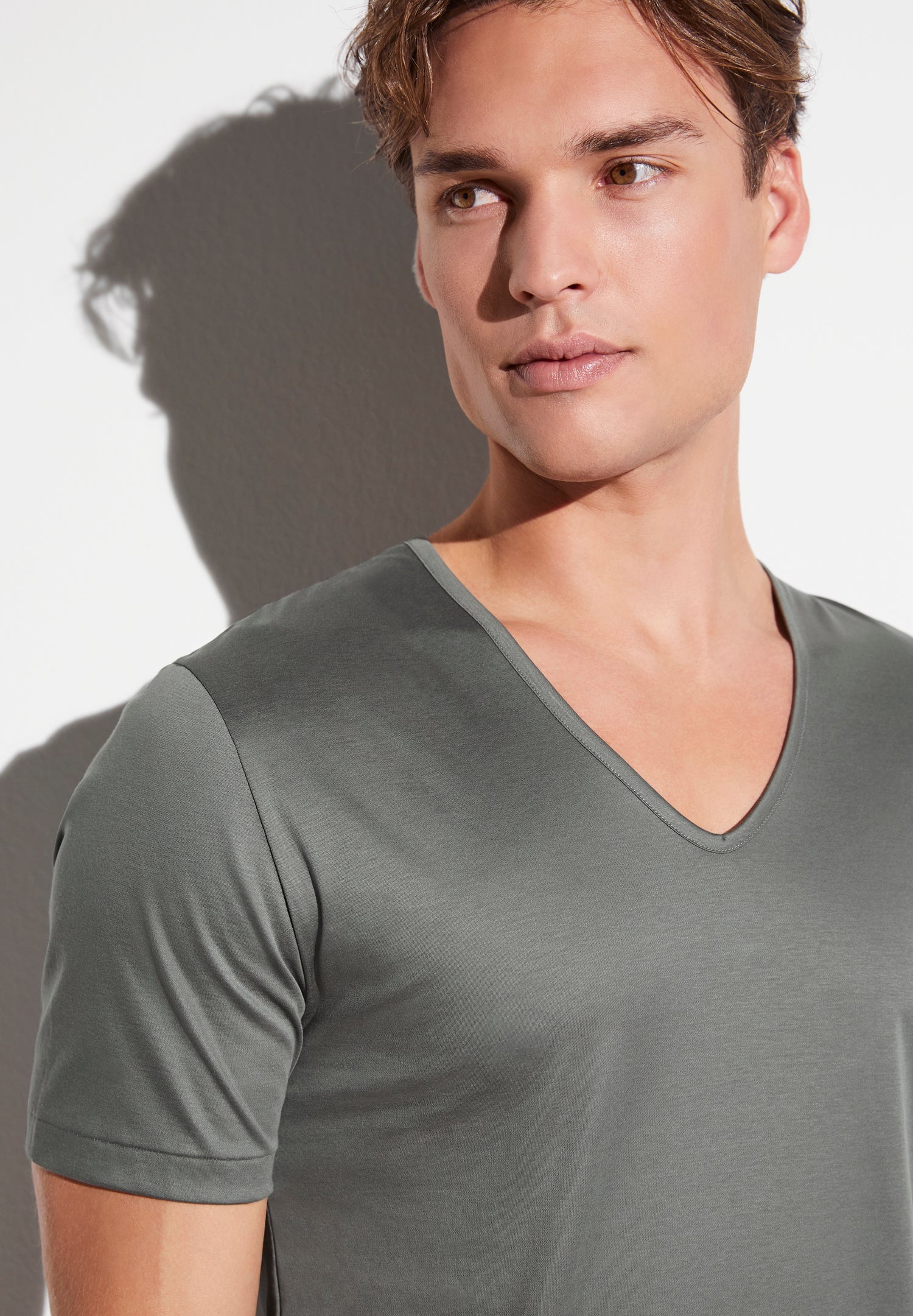 Sea Island | T-Shirt kurzarm V-Ausschnitt - dark sage - Image 3