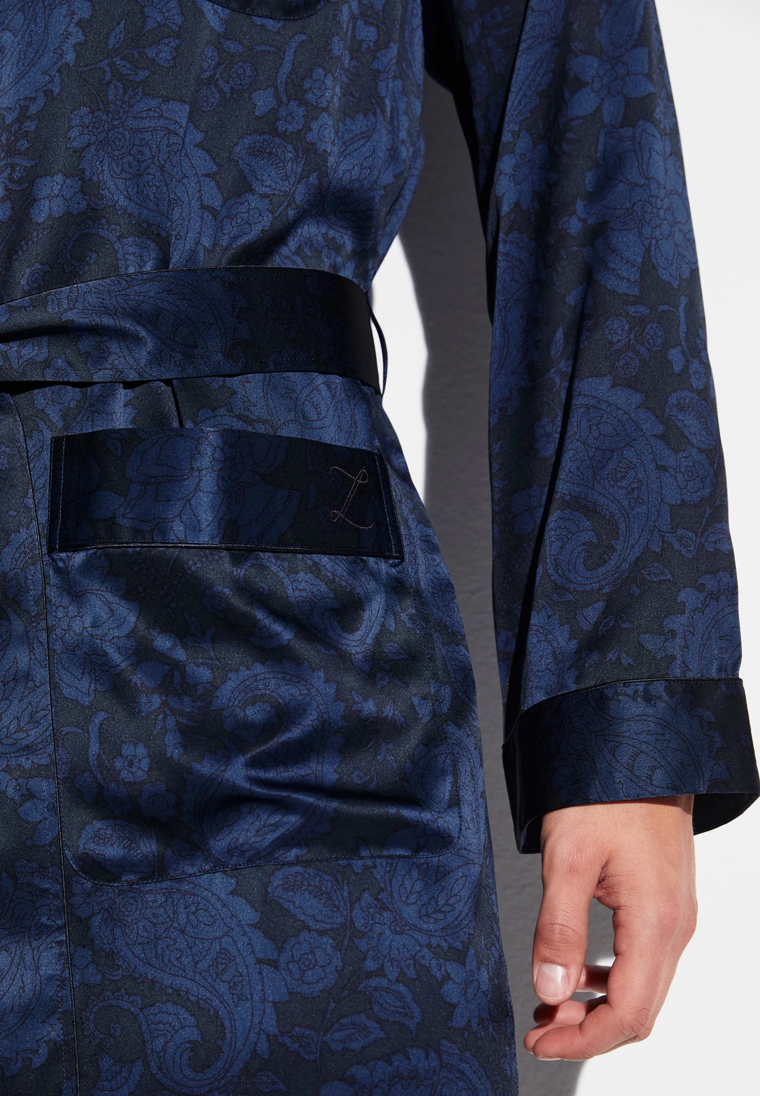 Silk Nightwear | Morgenmantel lang - paisley dark blue - Image 3