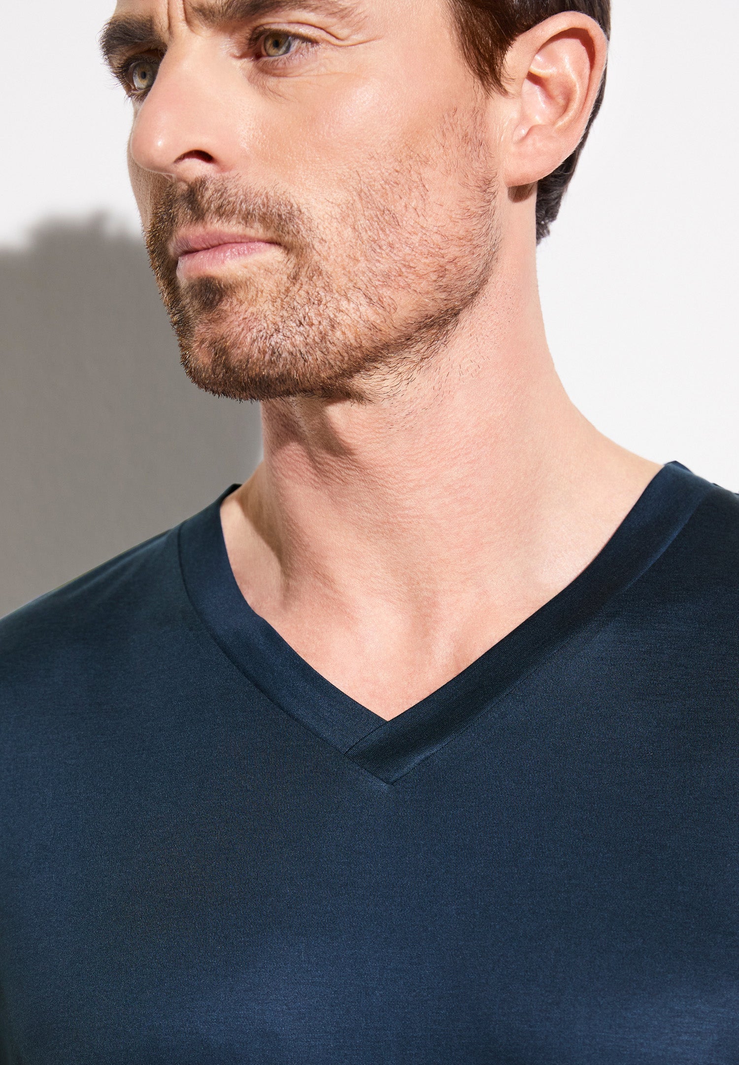 Sustainable Luxury | T-Shirt kurzarm V-Ausschnitt - dark blue - Image 3