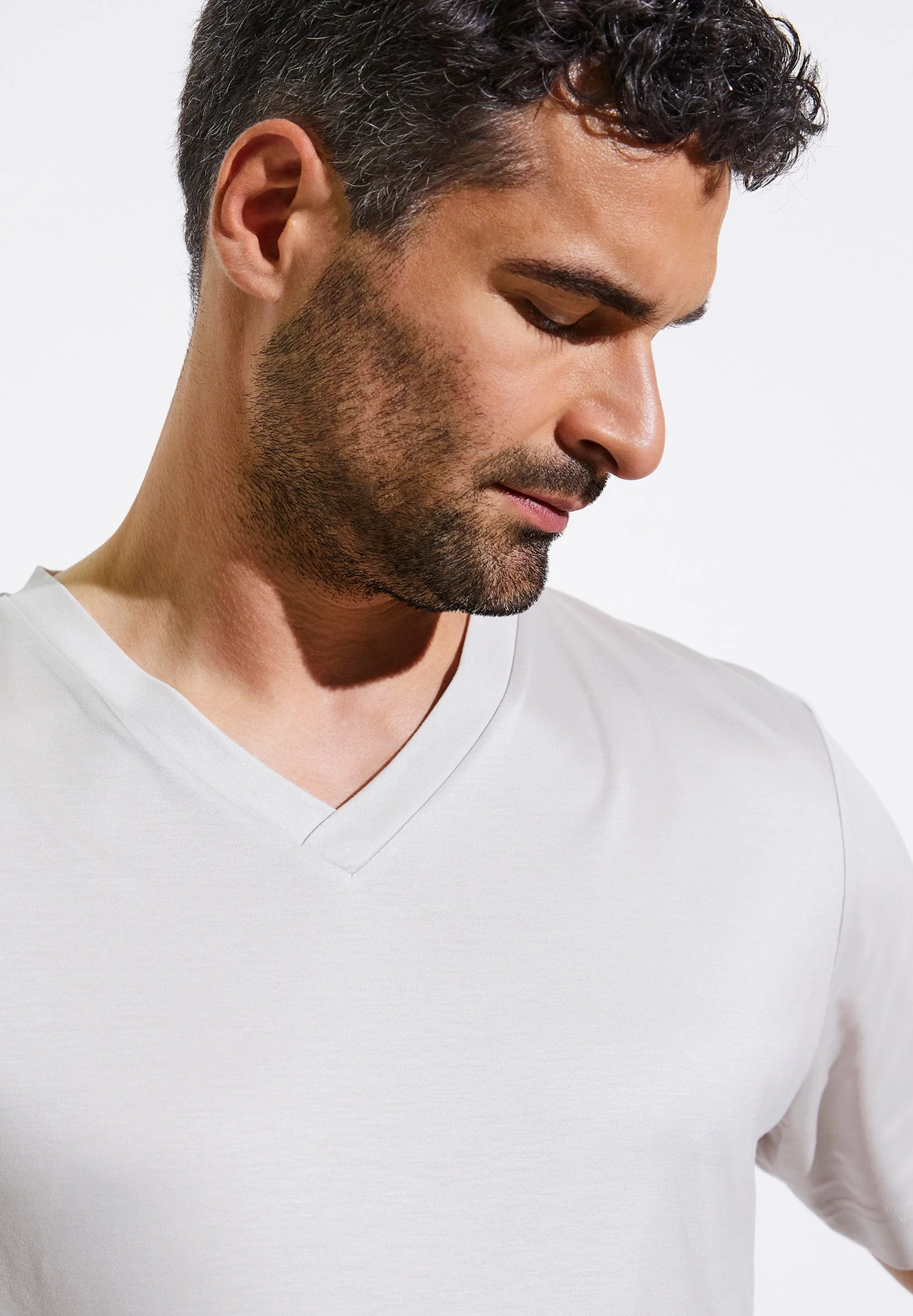 Sustainable Luxury | T-Shirt kurzarm V-Ausschnitt - light grey - Image 4