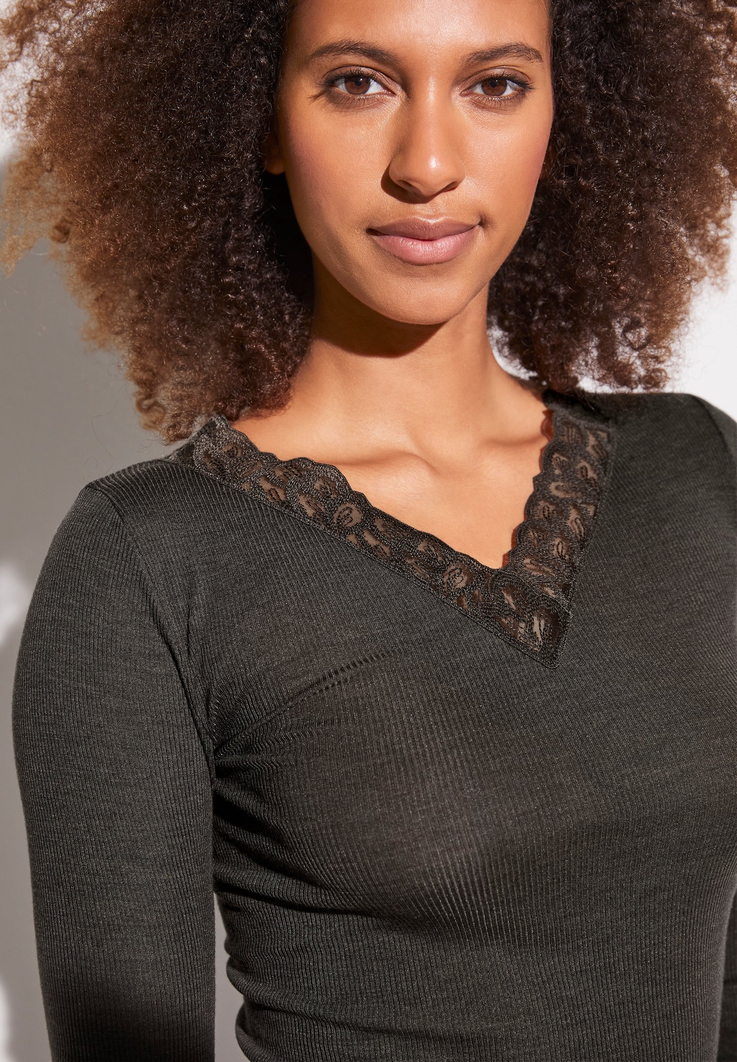 Wool & Silk | T-Shirt langarm V-Ausschnitt - black olive - Image 4